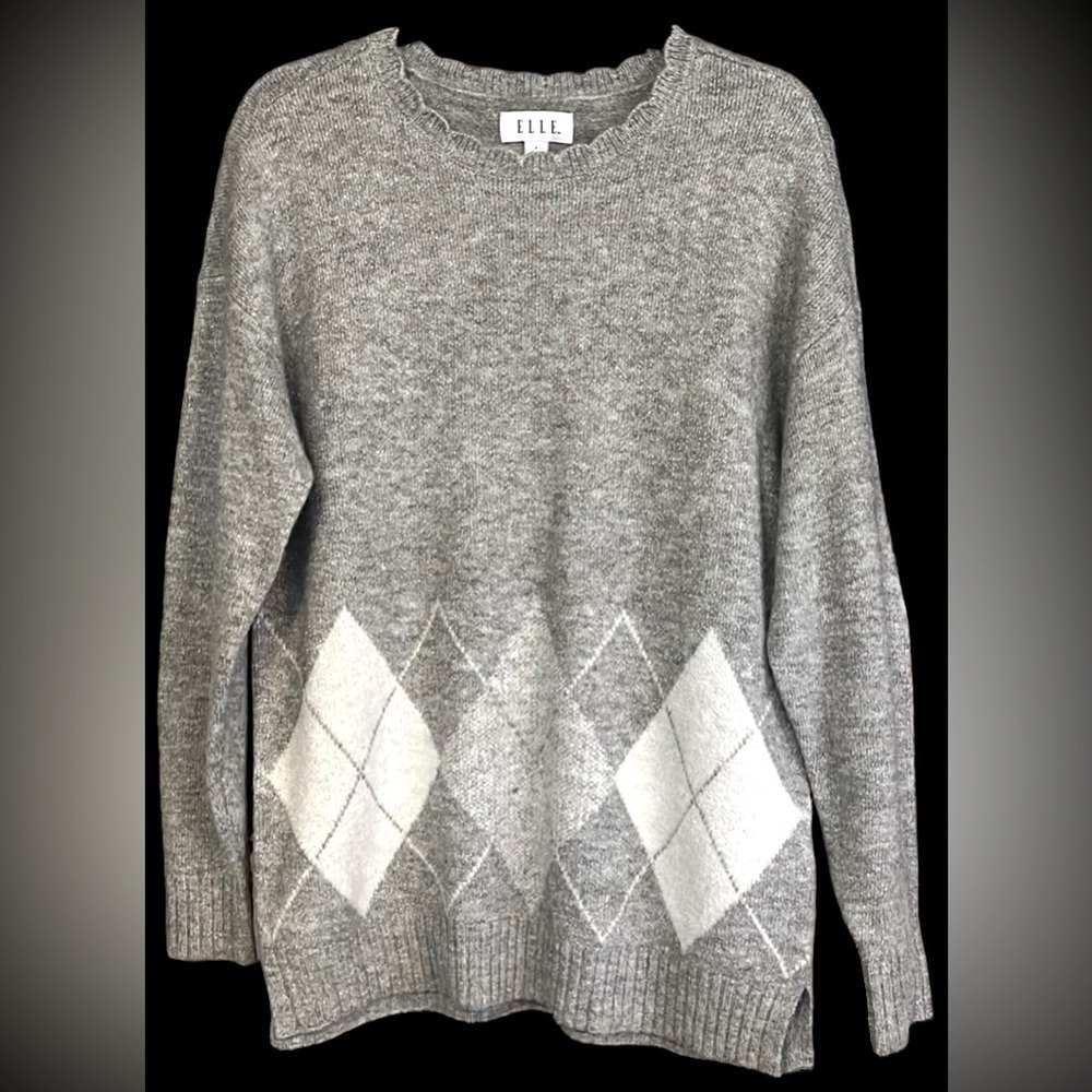 ELLE Gray/Silver/White Crewneck Argyle Sweater w/Scallop Detail, Sz Small, GUC.